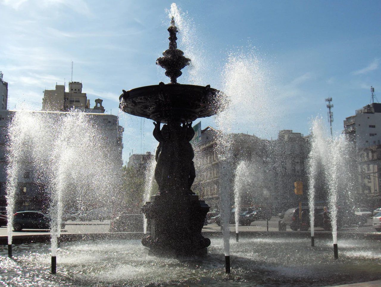 Fuente ubicada en la intersección de Avenida de Mayo y 9 de julio, Buenos Aires, Argentina.