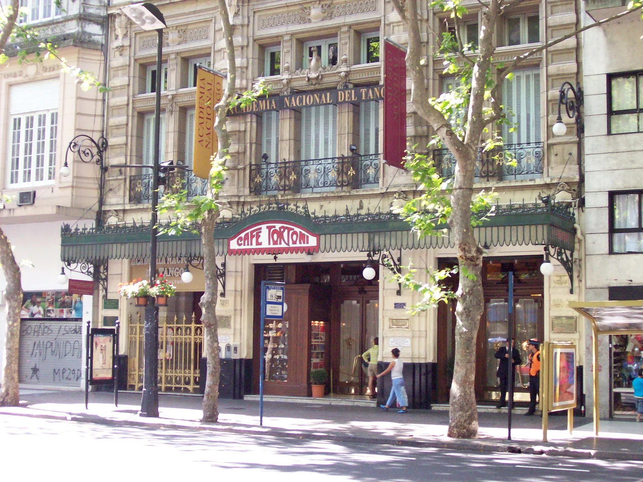 Café Tortoni, en Avenida de mayo, Buenos Aires