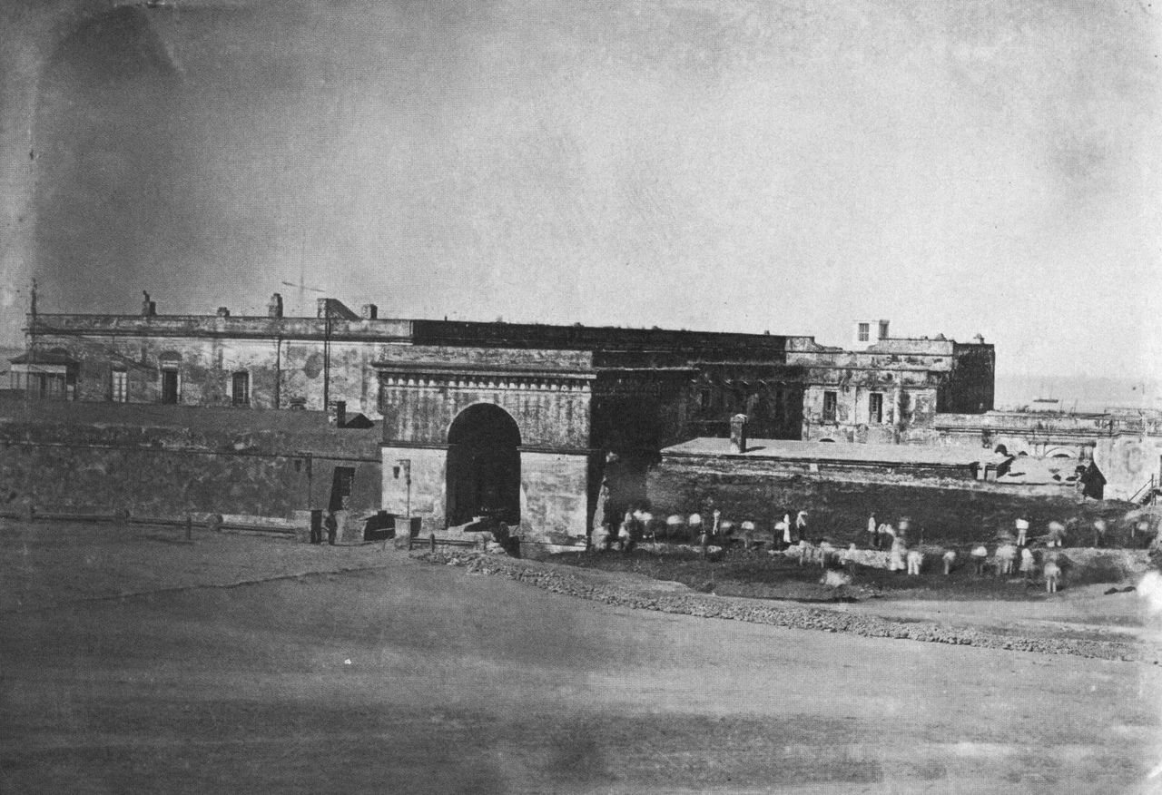 El Fuerte de la Ciudad de Buenos Aires, antes de su demolición. El fuerte estaba ubicada donde esta hoy la Casa Rosada.