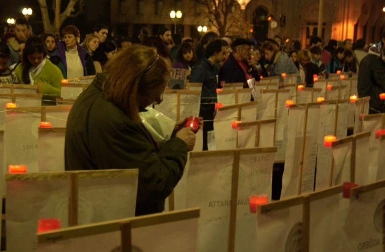 Encendiendo velas por las víctimas del incendio de República Cromañón.jpg