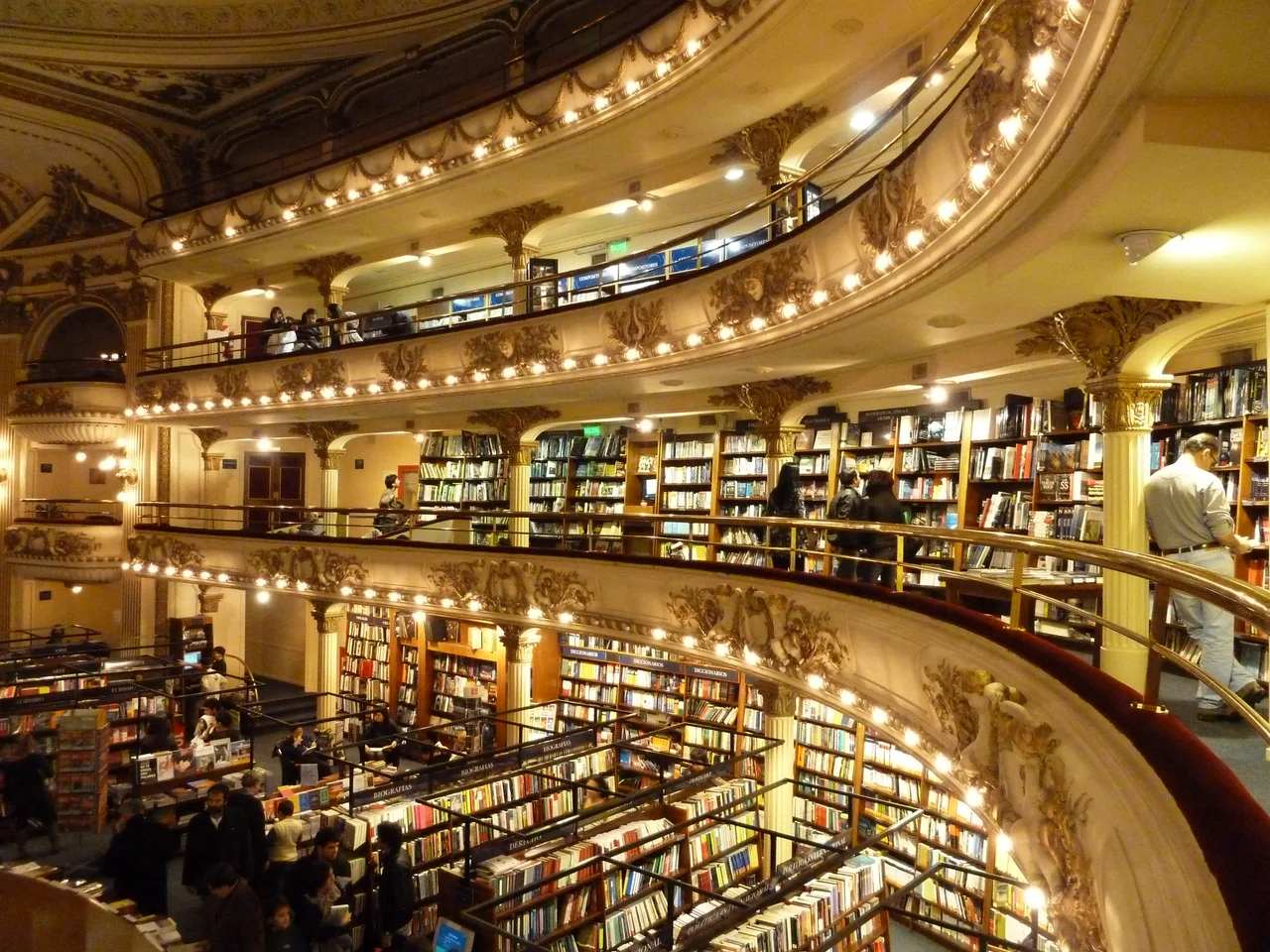 Frente de la librería Ateneo Grand Splendid, Avenida Santa Fe 1860 (vereda sur), en Recoleta, Buenos Aires.