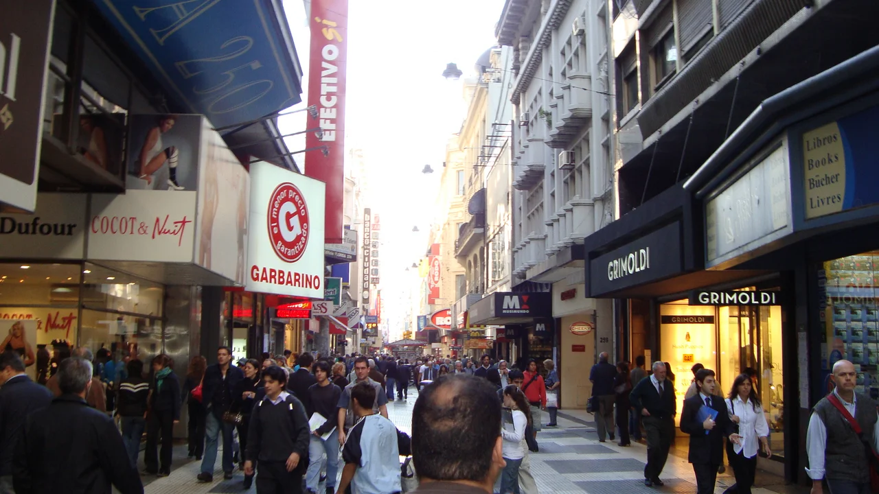 200 block of Florida Street, Buenos Aires. The former Gran Cine Florida is visible at right, past Grimoldi shoes.
