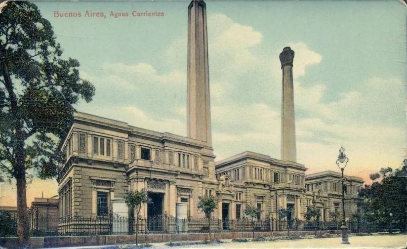 Vista de la Casa de Bombas, edificio que dotaba de agua corriente a Buenos Aires hasta la inauguración de la Planta San Martín, en Belgrano. Después que el edificio fuera demolido en 1932, se instaló en su lugar la actual sede del Museo Nacional de Bellas Artes.
