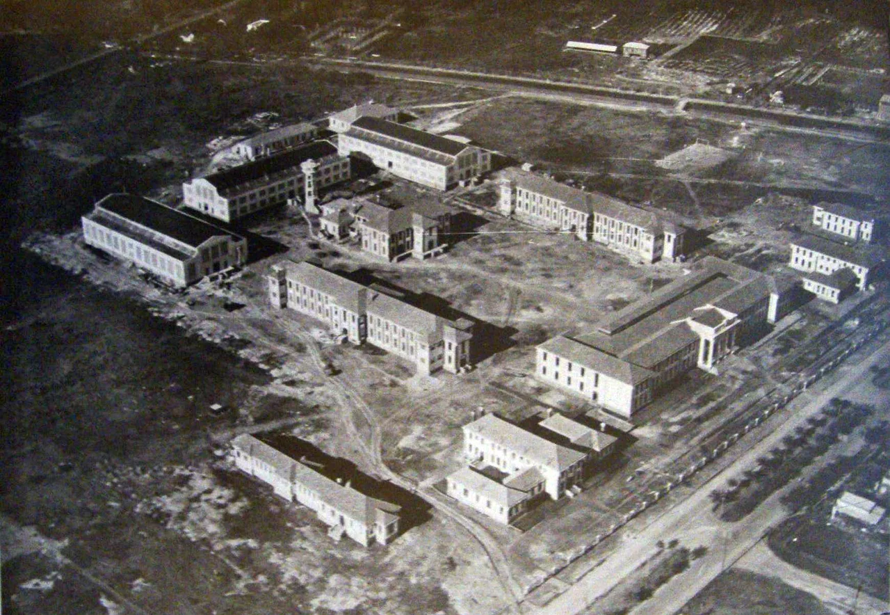 Vista aérea del complejo de la Escuela de Mecánica de la Armada, aún en construcción hacia Junio de 1928. Barrio de Núñez, Buenos Aires, Argentina.