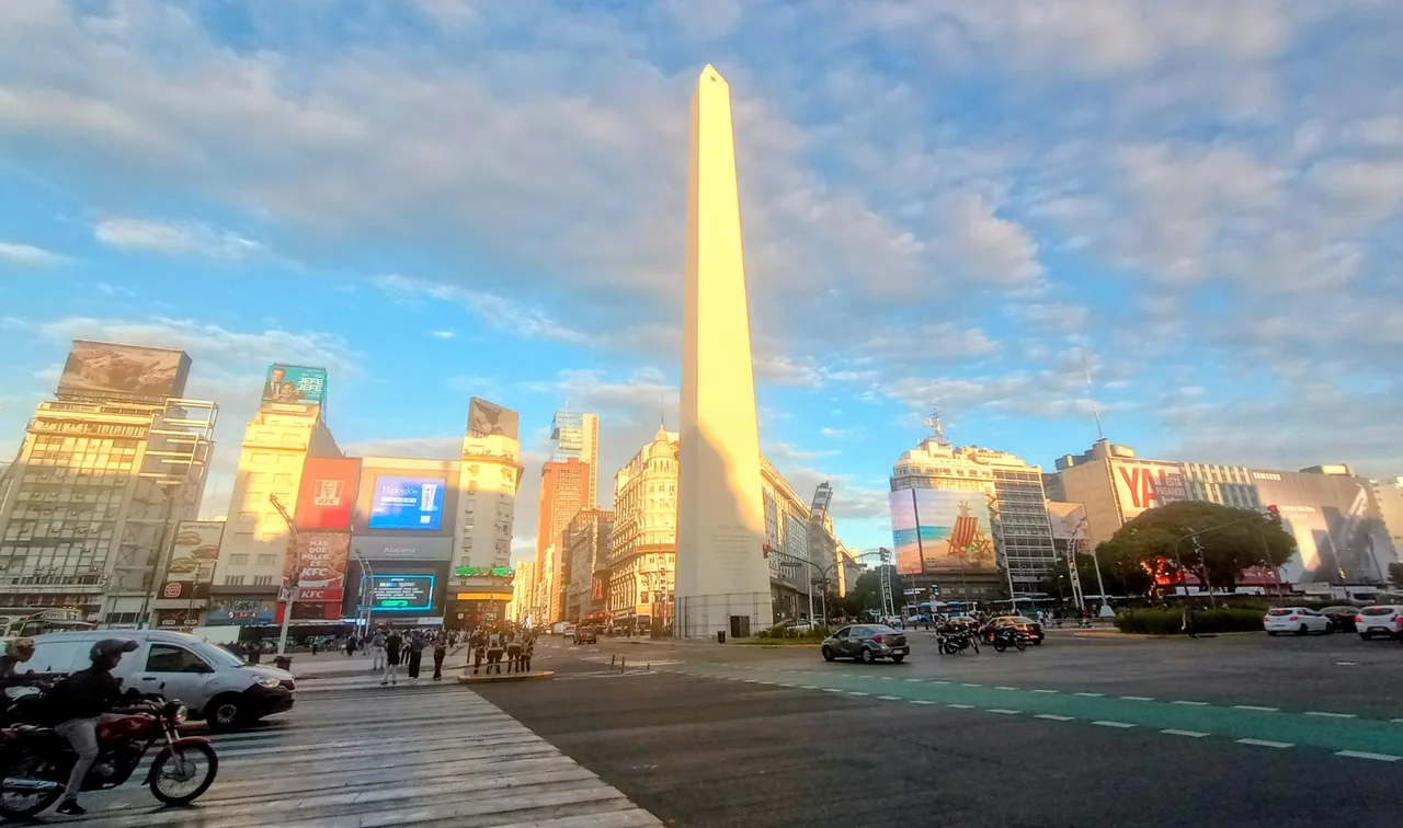 Obelisco de Buenos Aires in Avenida 9 de julio
