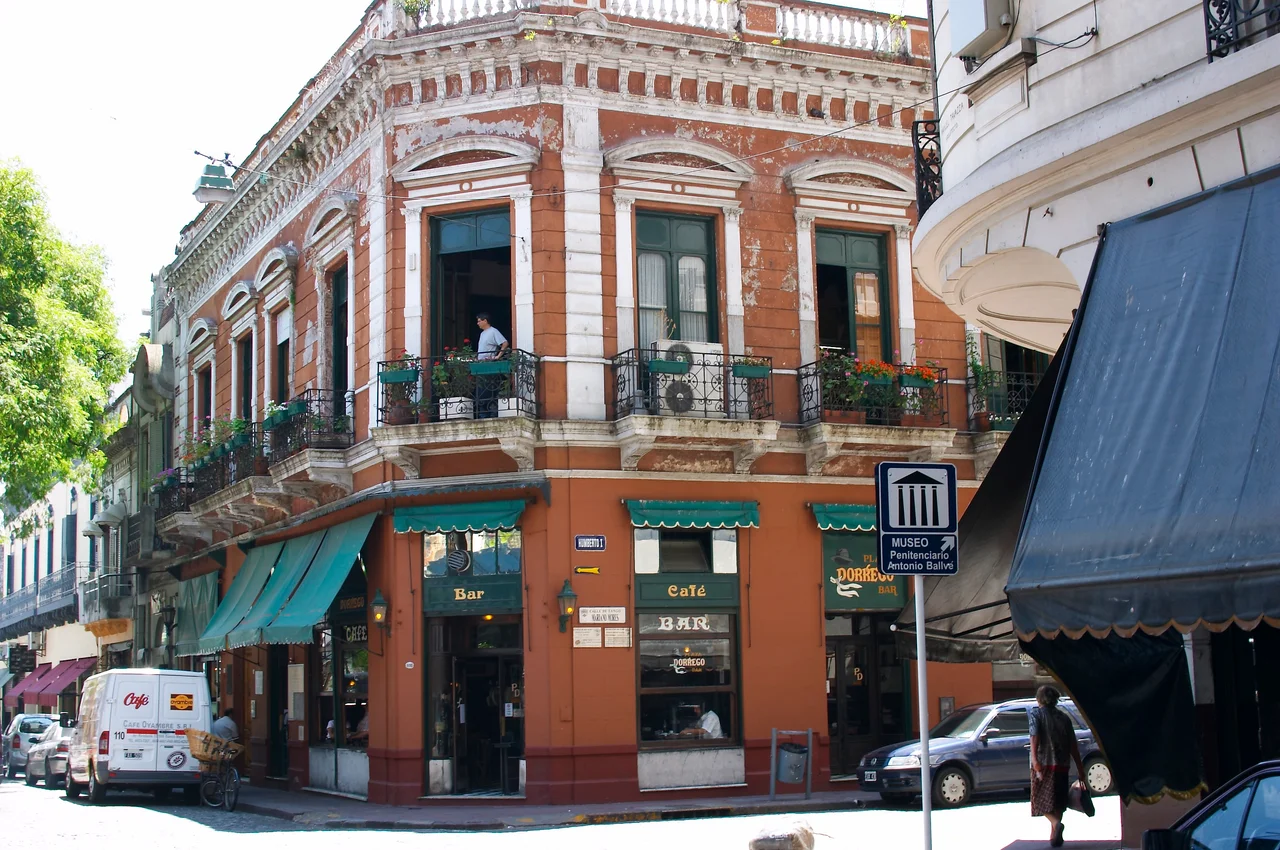 Plaza Dorrego Bar, ubicado en una de las esquinas de Plaza Dorrego, Buenos Aires, Argentina. Barrio de San Telmo.