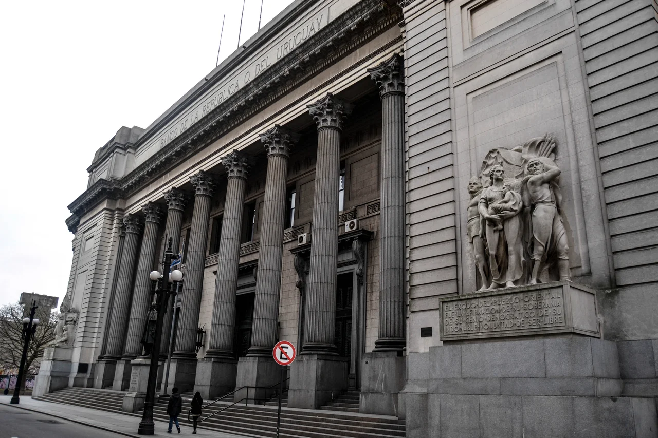 This is a photo of a Uruguayan monument identified by the ID