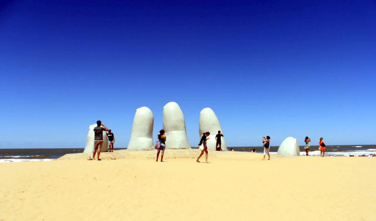 The Hand sculpture at Punta Del Este, Uruguay. Photographed by user Coolcaesar on November 20, 2012.