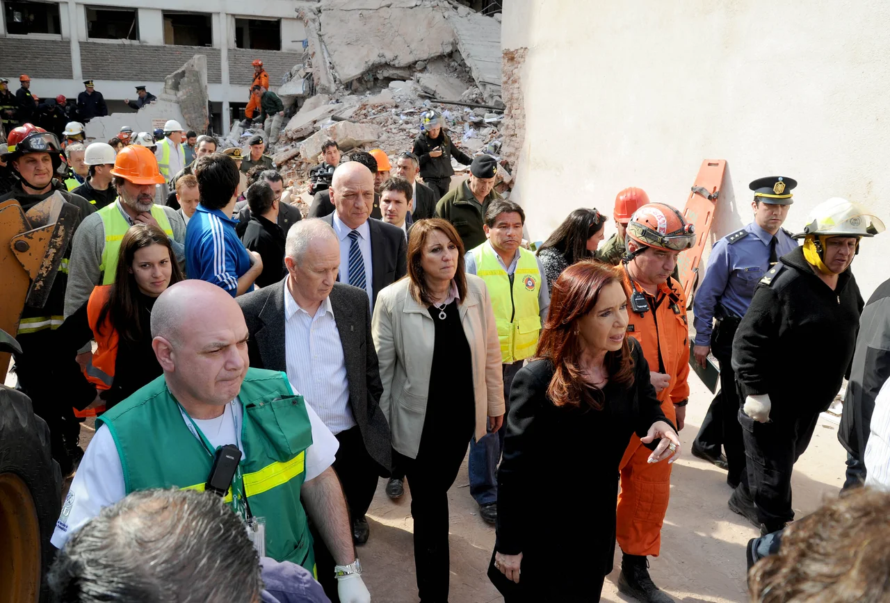 La Presidenta visita la zona de la tragedia en Rosario. La acompañan el gobernador de Santa Fe, Antonio Bonfatti; la intendenta de Rosario, Mónica Fein; y el secretario de Seguridad de Santa Fe, Raúl Lamberto.