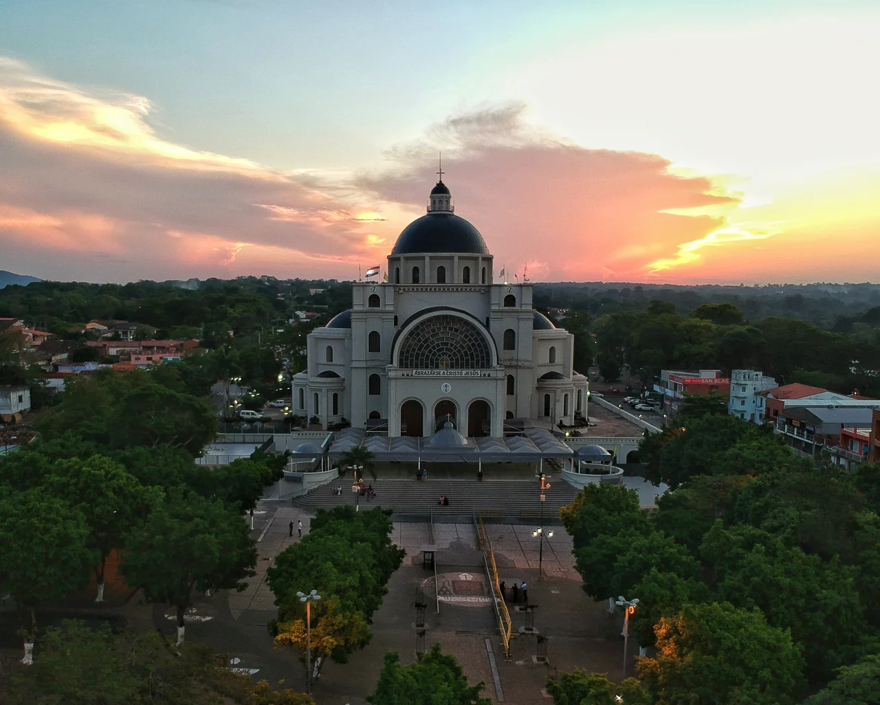 Toma aérea de la basílica de Caacupé en Paraguay