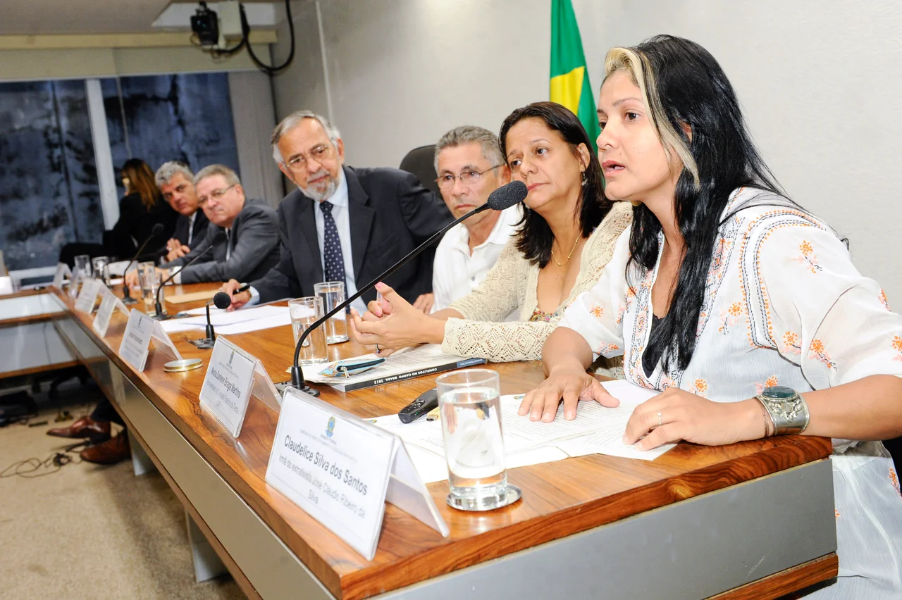 Sala de comissões do Senado Federal durante audiência pública da Comissão de Direitos Humanos e Legislação Participativa (CDH). 
Audiência pública sobre a escalada de violência contra ativistas de movimentos sociais de caráter socioambiental. 
Mesa (E/D): 
delegado da Polícia Federal da divisão de combate aos crimes ao meio ambiente do Ministério da Justiça, Adalton de Almeida Martins; 
diretor de Proteção Ambiental do Ibama, Luciano de Meneses Evaristo; 
coordenador de Campanha do Greenpeace, Marcio Astrini; 
vice-presidente da CDH, senador João Capiberibe (PSB-AP); 
presidente da Associação dos Produtores Agroextrativistas da Assembleia de Deus do Rio Ituxi (Apadriti), Antônio Vasconcelos; 
representante da Comissão Pastoral da Terra (CPT), Maria Darlene Braga Martins; 
irmã do extrativista José Cláudio Ribeiro da Silva, Claudelice Silva dos Santos 

Foto: Waldemir Barreto/Agência Senado