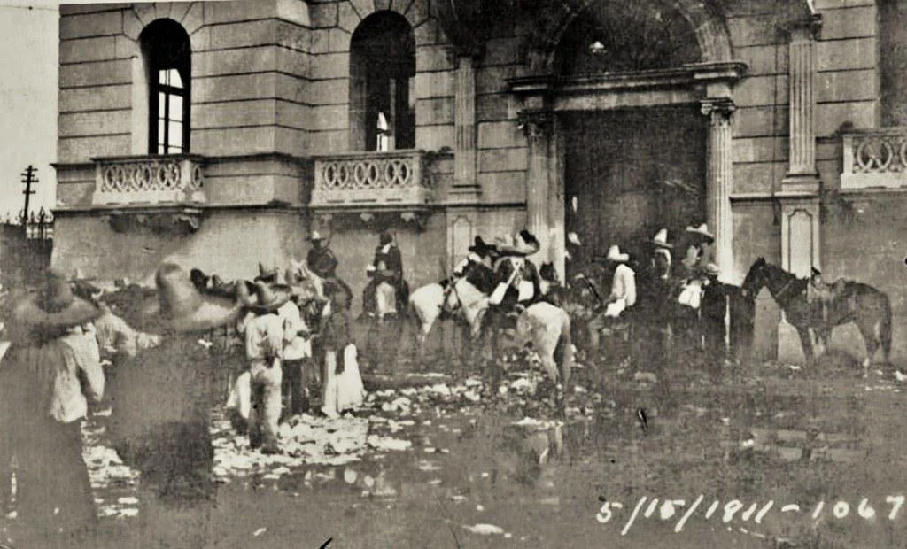 Torreón, May 15, 1911.
Avenida Juarez, the entrance to the Casino de la Laguna, Torreón, Coahuila.
At that date the revolutionary forces supporting Francisco I. Madero entered the city of Torreón, turning to plunder and various abuses, including those perpetrated a cruel killing at least 300 people of Chinese origin. Most of these deaths occurred around the Plaza de Armas. This dramatic photo attests to that fact.
Photo of the Acquis HH Miller, Municipal Archives and Historical Research Institudo Eduardo Guerra, Torreón, Coahuila.