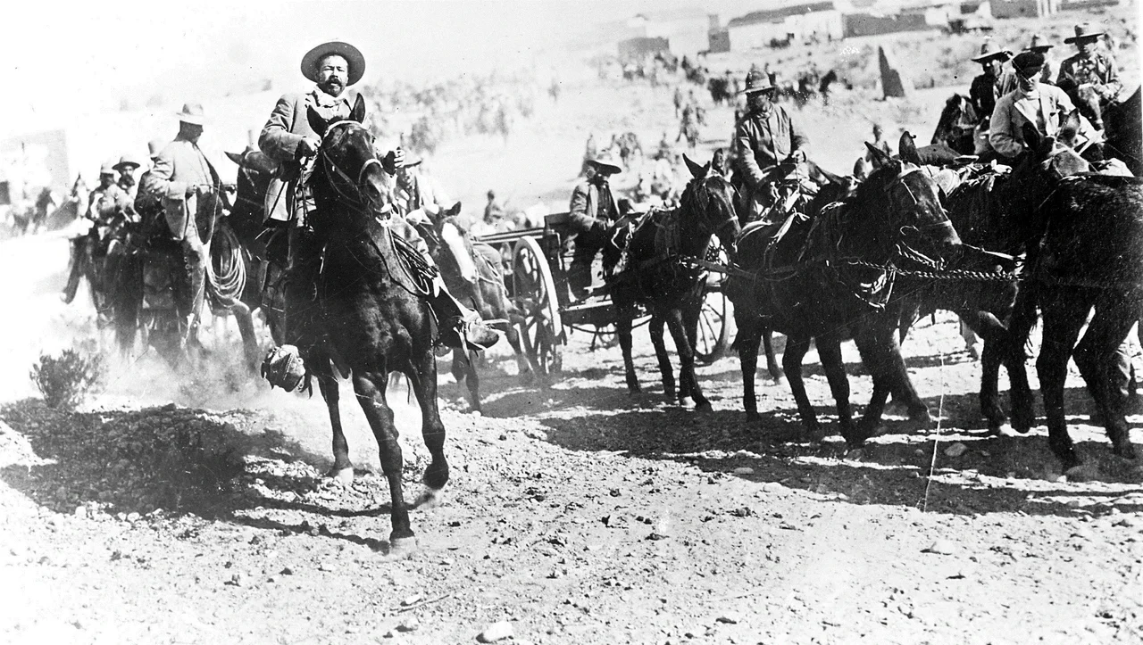 Francisco Villa auf seinem Hengst Sieben Meilen vor seiner División del Norte, nördlich von Ojinaga, Chihuahua