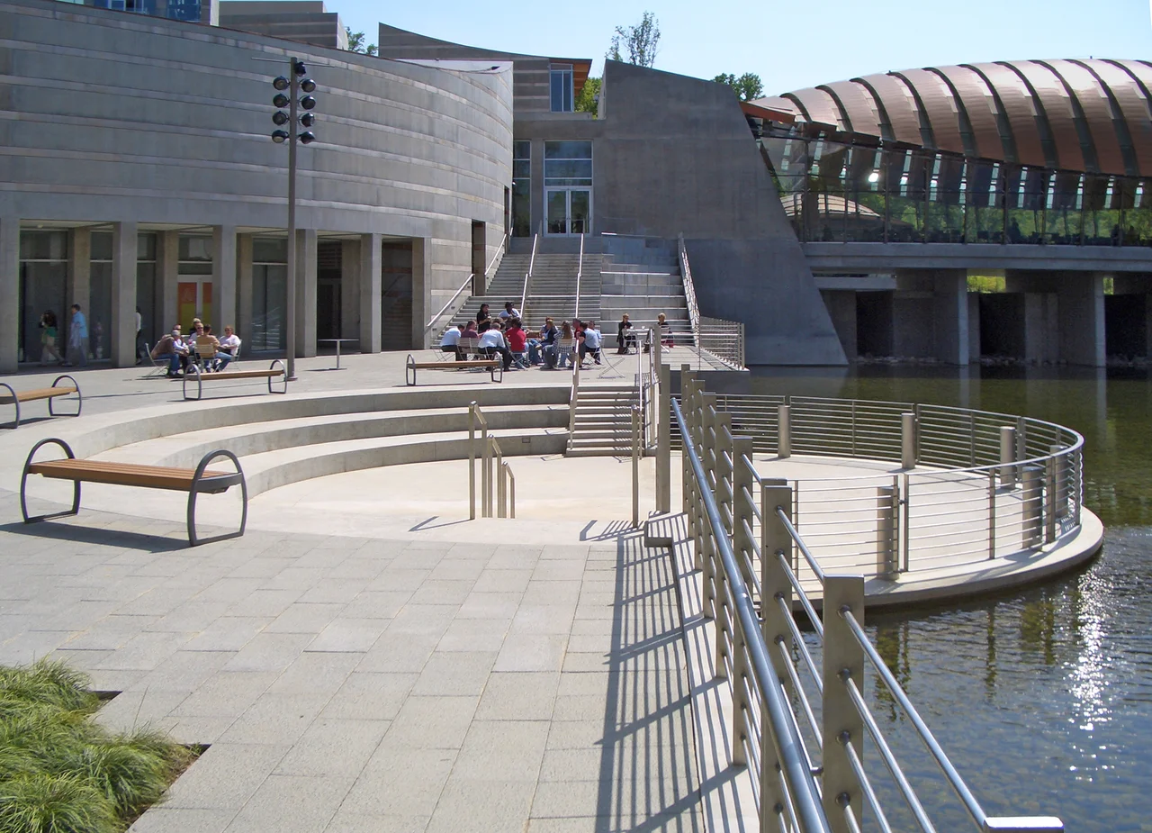 Crystal Bridges Museum of American Art, Bentonville, Arkansas USA, architect Moshe Safdie