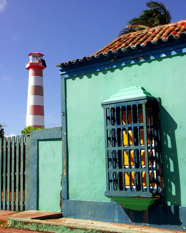 Icono del pueblo pesquero de Adícora es su faro así como su arquitectura antigua y colorida, visitando las zonas de playa del Estado Falcón podemos llegar a este lugar donde el paso del tiempo no lo ha cambiado con los años y nos deja recrear el antiguo puerto para mercancías entre Aruba, Curazao, Bonaire, y Jamaica para finales de los mil ochocientos.