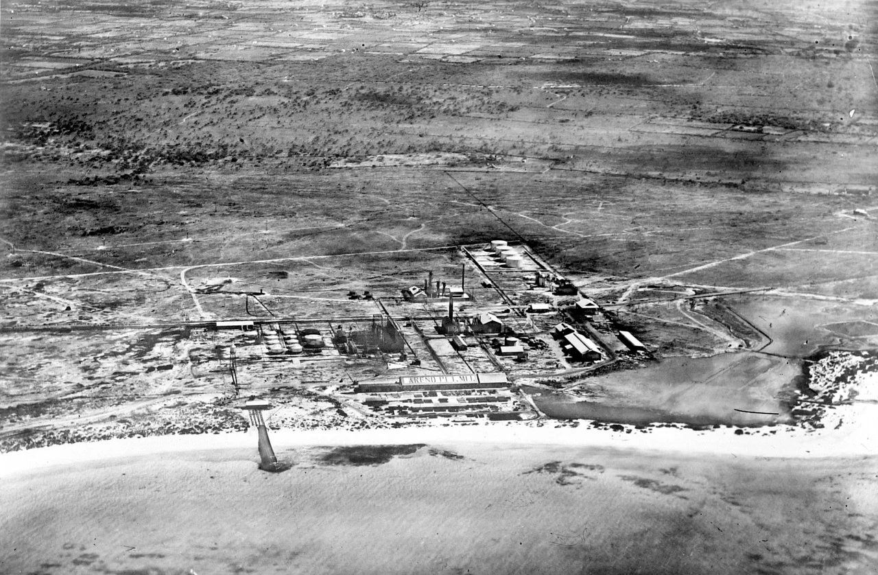 Repronegatief'Luchtfoto van de raffinaderij van de Arend Petroleum Maatschappij'1927-1938Afmetingen van het werk: 9 x 12cm (3 9/16 x 4 3/4in.)