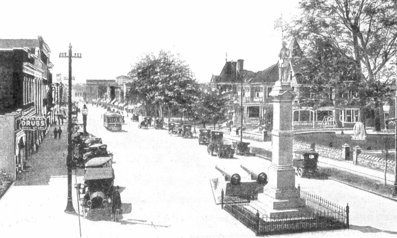 Confederate Monument of Greenville, South Carolina, flanked by two period Parrott rifles; the oldest public sculpture in Greenville.