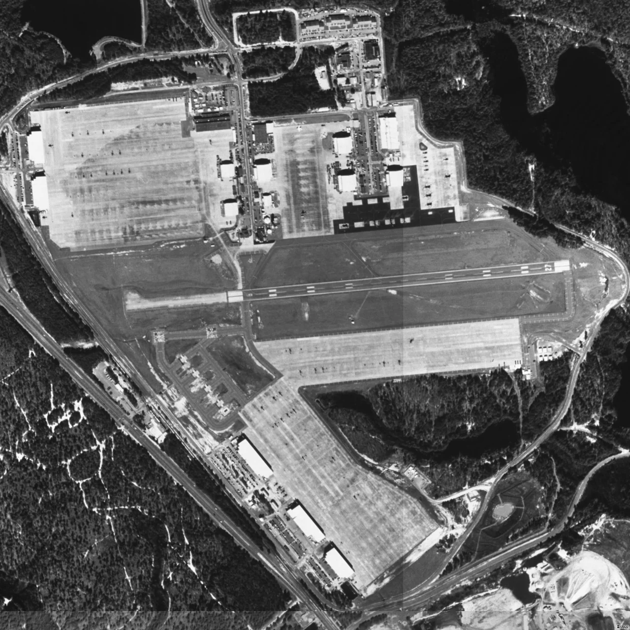 Aerial image of Simmons Army Airfield at Fort Bragg in North Carolina, United States.