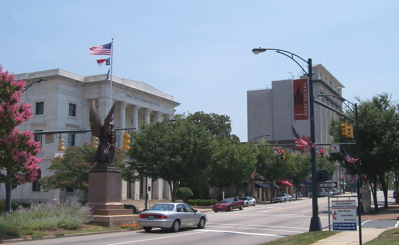 Street in downtown Salisbury, North Carolina, USA. The Confederate monument Gloria Victis is visible.