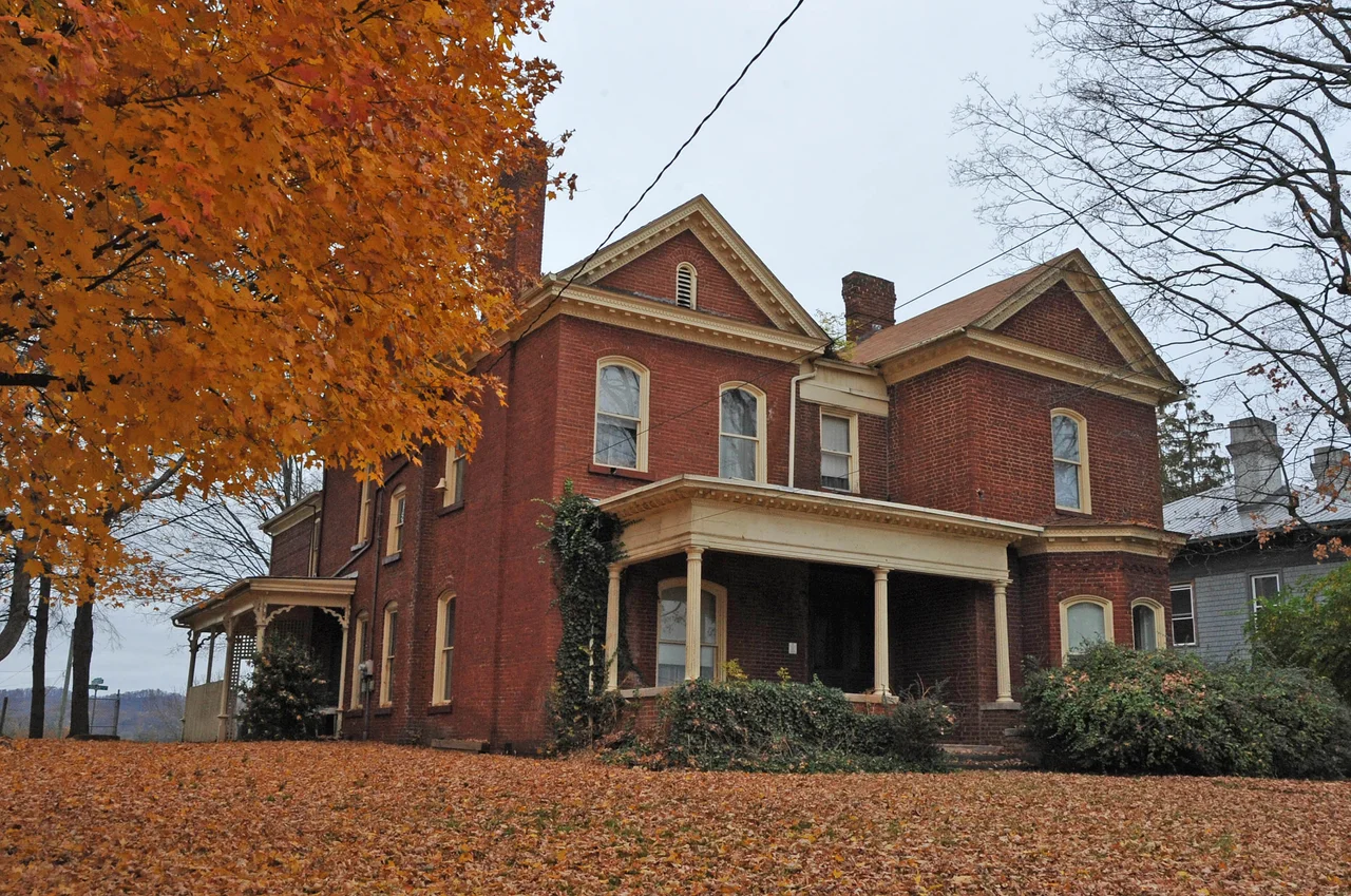 HOUSE WAS BUILT IN 1820 AS THE GRAND SEAT OF REVEREND JAMES KING’S VAST PLANTATION;   ANDREW JACKSON WAS A FREQUENT GUEST AND WILLIAM KING ESCORTED HIM TO WASHINGTON FOR HIS INAUGURATION. JOSEPH D. MITCHELL ACQUIRED THE HOUSE CIRCA 1900 AND MARGARET MITCHELL, (I believe this was a different one from the AUTHOR OF GONE WITH THE WIND - see WP:EN:Margaret Mitchell) WAS BORN HERE AND LIVED IN THE HOUSE FOR 99 OF HER 102 YEARS.