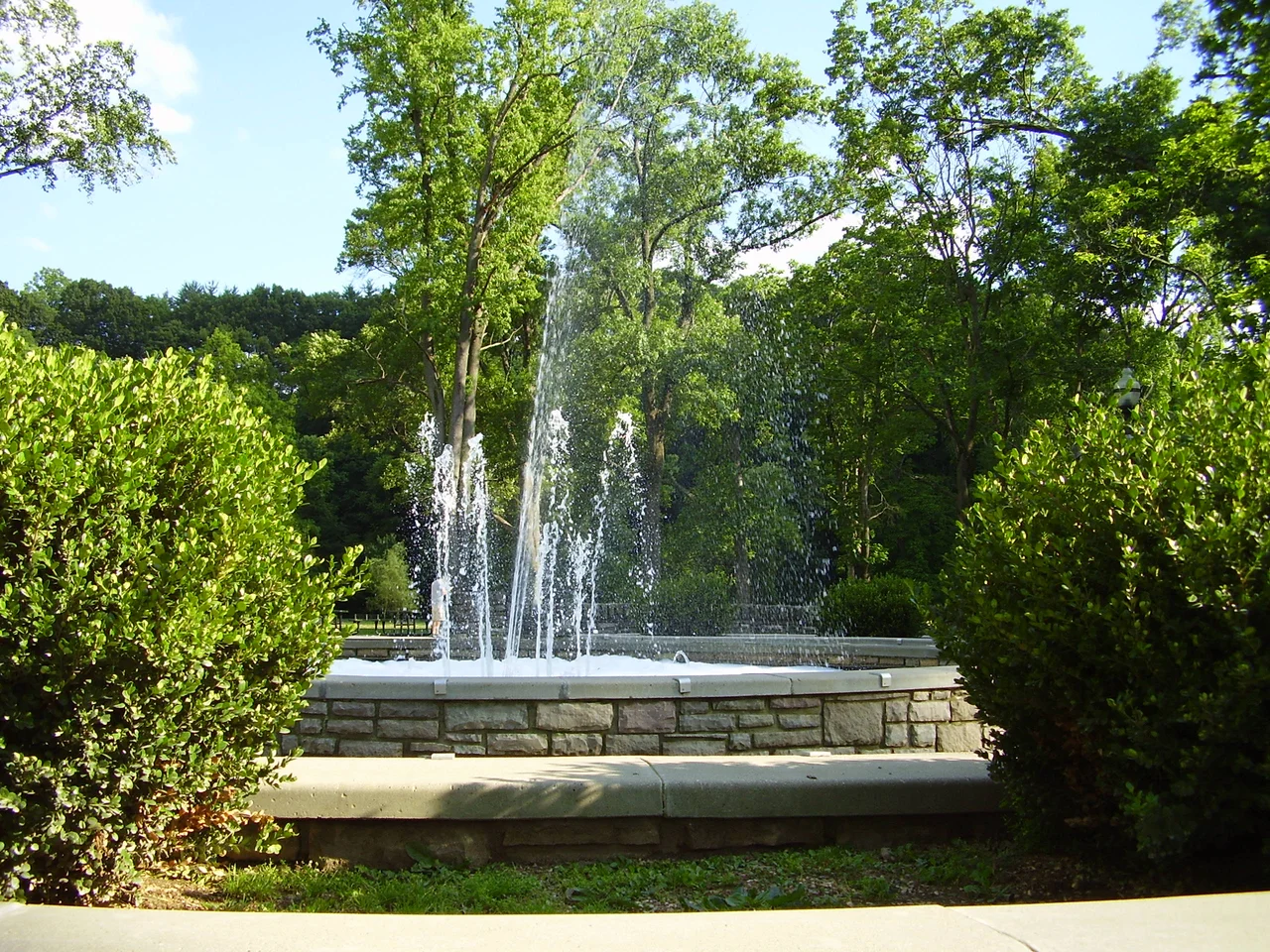 Self-made photo of the fountain at Ritter Park in Huntington, West Virginia. The photo was taken from the walking path on the south side of 13th Ave on June 12, 2006.