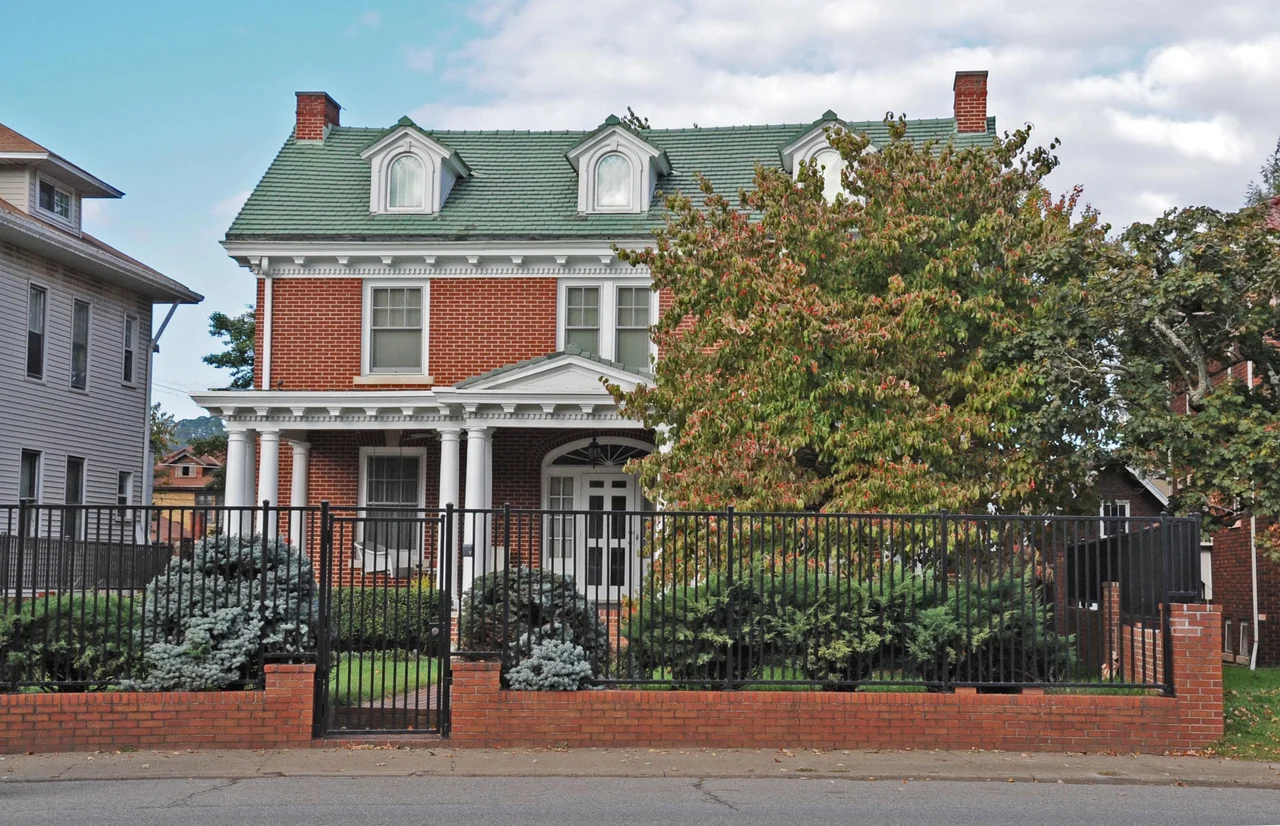 HOMES WERE CONSTRUCTED BETWEEN MID 1920s TO 1935 AND WERE IN THE AREA OF A LOCAL AMUSEMENT PARK. THIS HOME IS AT 506 KANAWHA BLVD. WEST AND WAS BUILT IN 1925 IN GEORGIAN REVIVAL STYLE
This is an image of a place or building that is listed on the National Register of Historic Places in the United States of America. Its reference number is 12000181 (Wikidata).