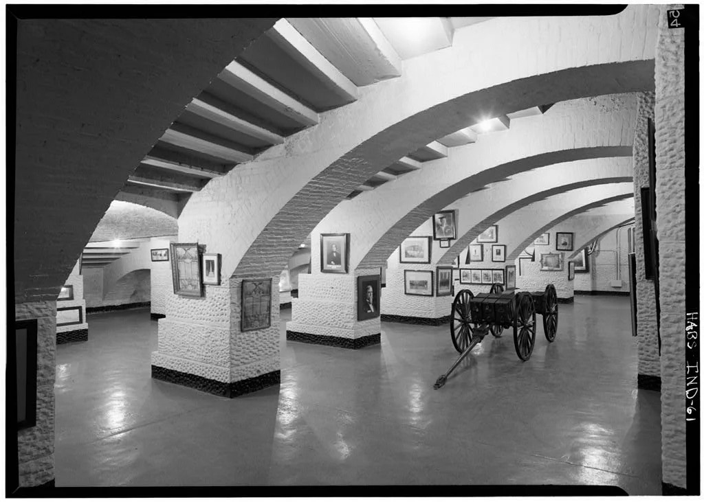 BUTTRESSES_IN_BASE_UNDERGROUND (Soldiers and Sailors Memorial, Indianapolis)