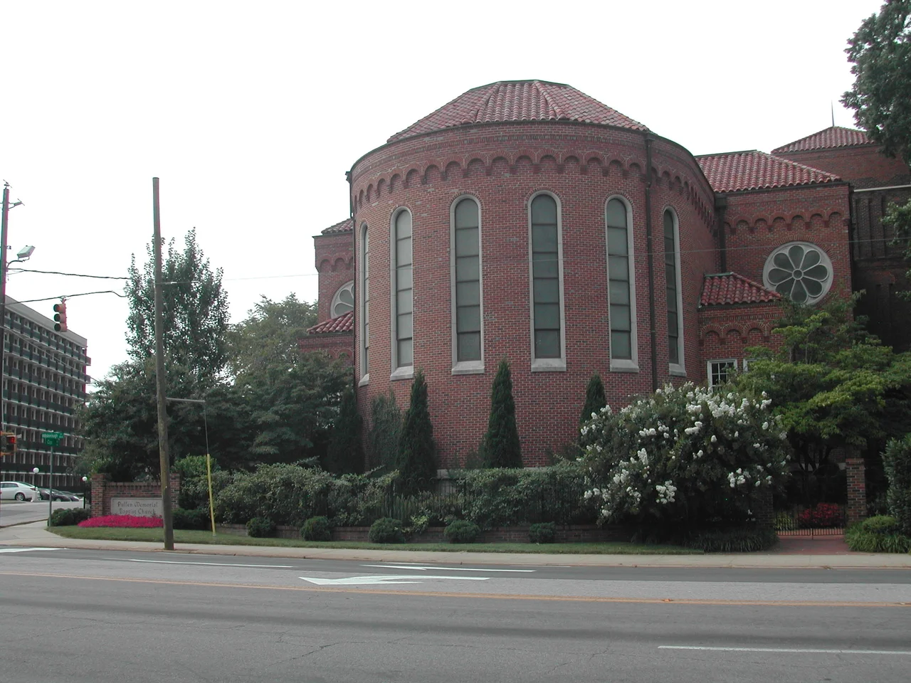 Pullen Memorial Baptist Church in Raleigh, North Carolina, US. The Siler Garden is tucked between the street and the santcuary.