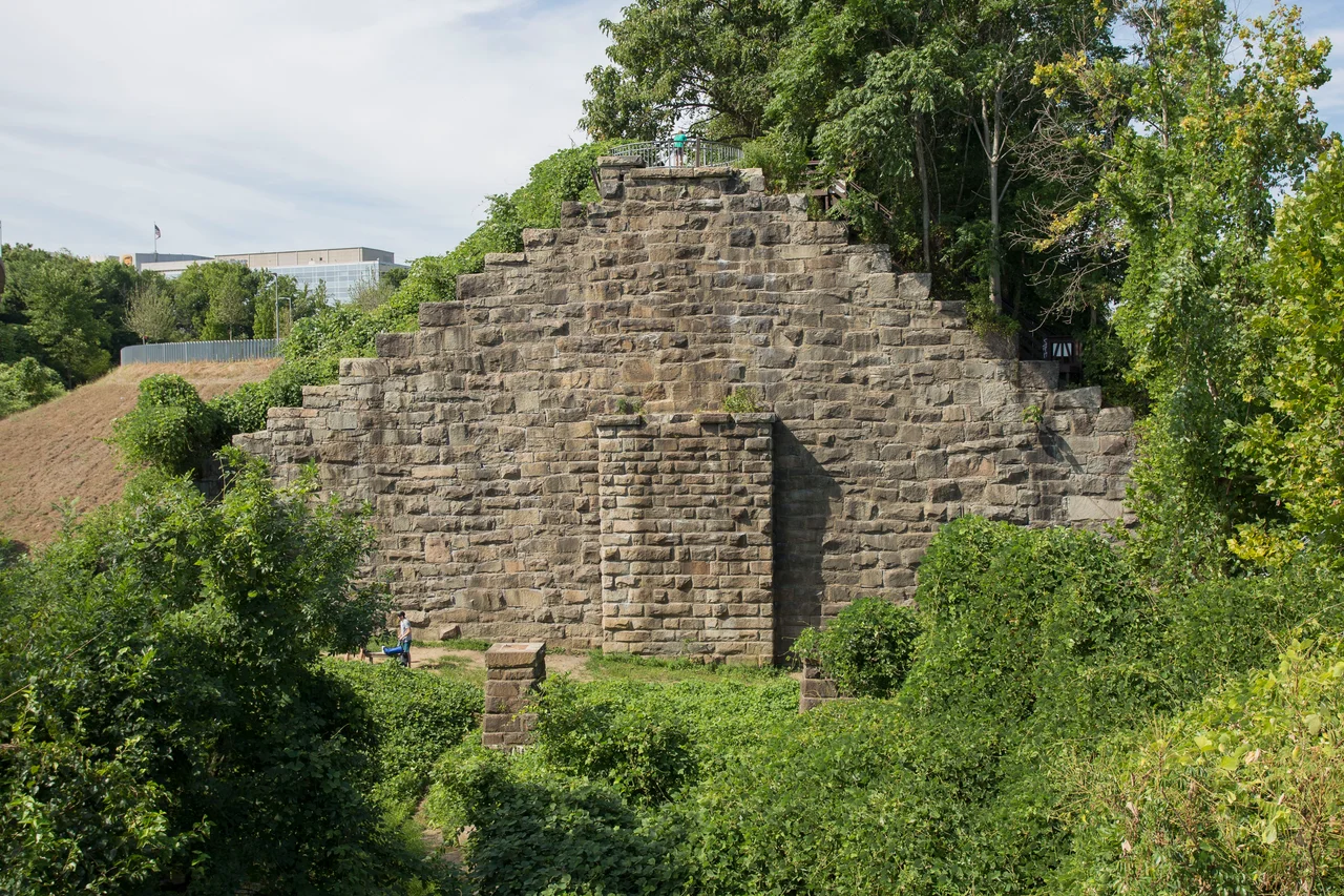 Main wall of the Manchester climbing area, photographed July 2017 by Nicholas Seitz from top of Pillar 1