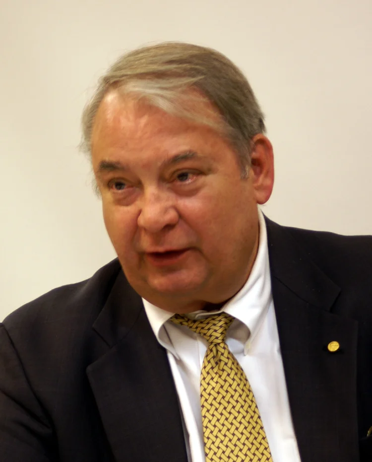 Ferid Murad, winner of the 1998 Nobel prize in Physiology or Medicine, at a lecture on 2 April 2008 (UTC). Murad's lapel pin bears a likeness of the Nobel Medal.
