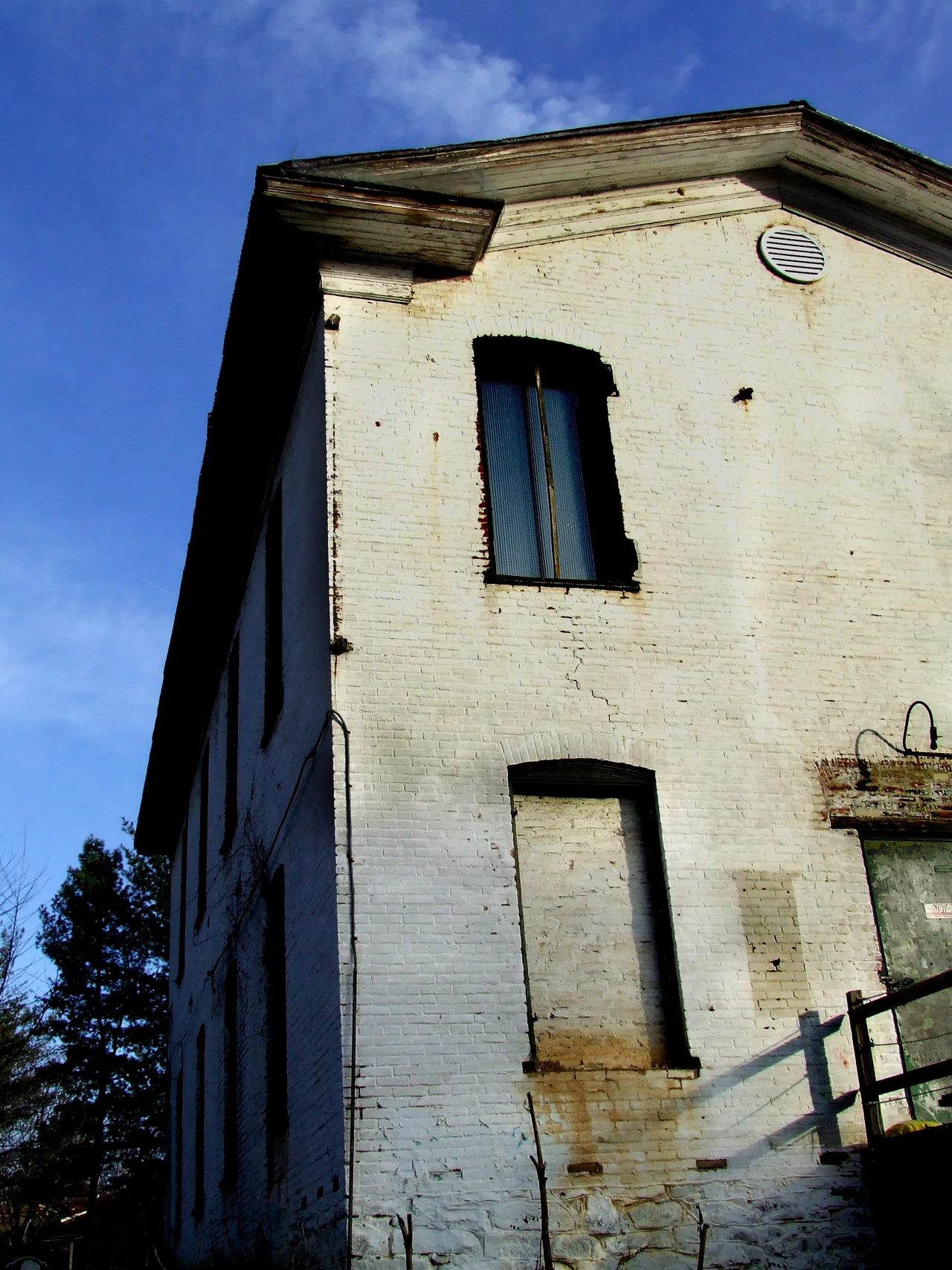 Old wine distillery owned by the Bowman family. It was converted into a distillery in 1934, after the prohibition act was repealed.[1]