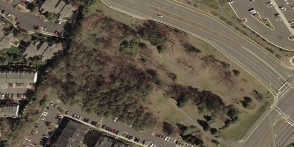 Satellite view of the en:Ox Hill Battlefield Park, in Fairfax, Virginia, USA. This was the site of the en:Battle of Chantilly (or Ox Hill) during the American Civil War on September 1, 1862. The park is bounded by Monument Drive on the north side, and West Ox Road (State Route 608) on the east. The Fairfax Towne Center shopping area is to the north, and apartment buildings surround the rest.