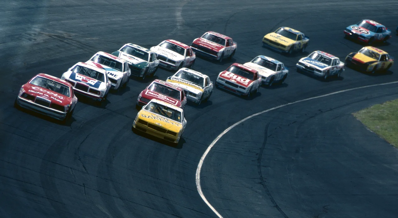 w:Dover International Speedway in 1985 with its asphalt surface. Photo By Ted Van Pelt