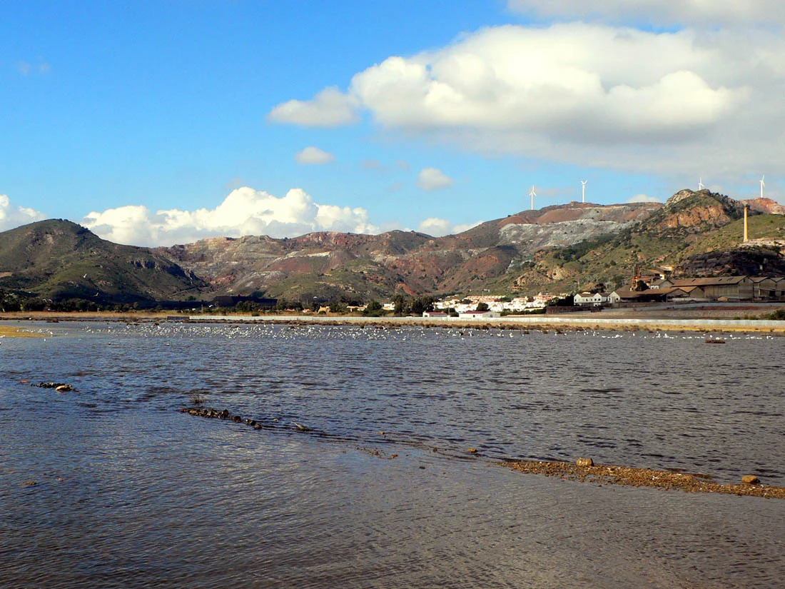 Cerro del Sancti Spiritus desde la playa de Portmán en La Unión, Región de Murcia (España).