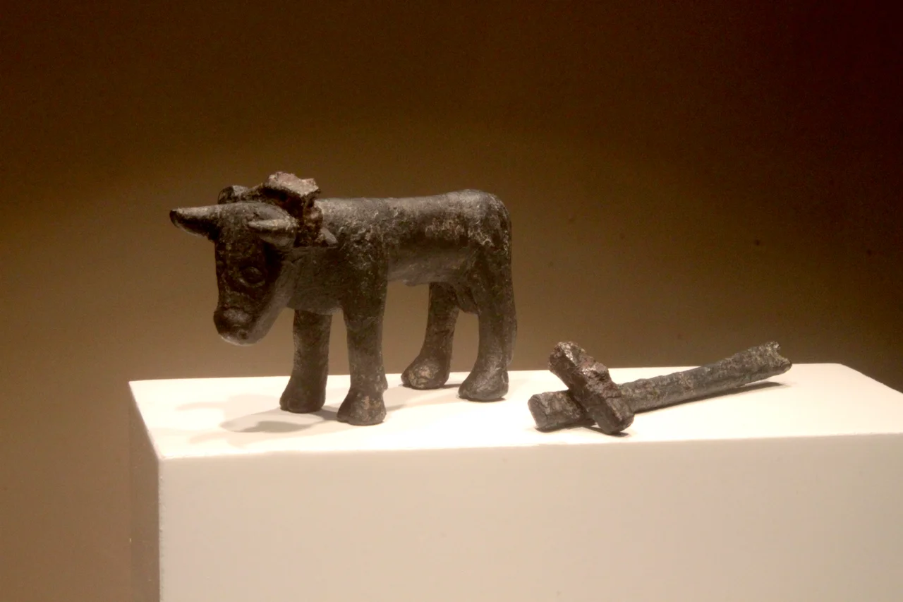 Figura en bronce representando un buey y un arado del yacimiento de Bastida de Les Alcusses del siglo IV aC. Depositada en el Museo de prehistoria de Valencia, Comunidad valenciana, España.