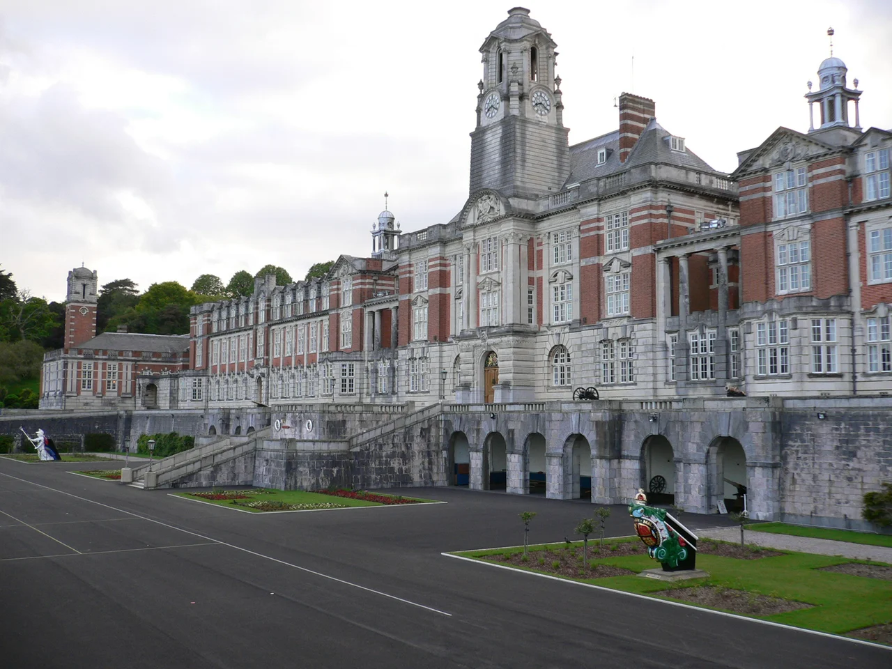 en:Britannia Royal Naval College. Architect : en:Aston Webb