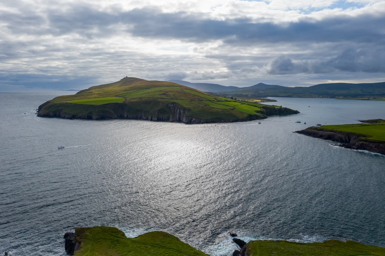 Eask Tower is on the east tip of Ballyameenboght, just south of Dingle Bay.