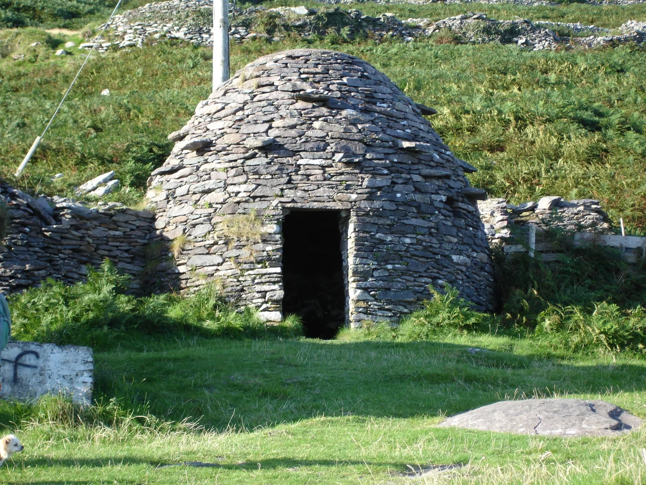 Beehive hut, Dingle Peninsula, Co. Kerry, Southern Ireland (Eire)