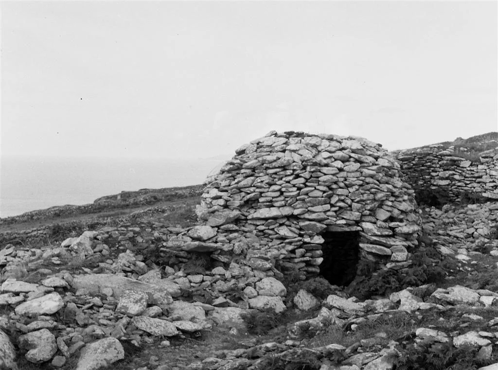 Bee Hive hut near Slea Head. Taken in 1960. I cannot be certain of its location, but I am certain that it is the same one as photographed by Warren Buckley in 2003 12905, so I am relying on the accuracy of his information, although it is precise only to the km square. Particularly, the pattern of stones to the right of the entrance agree exactly, although there has clearly been some restoration/tidying up of the surroundings.