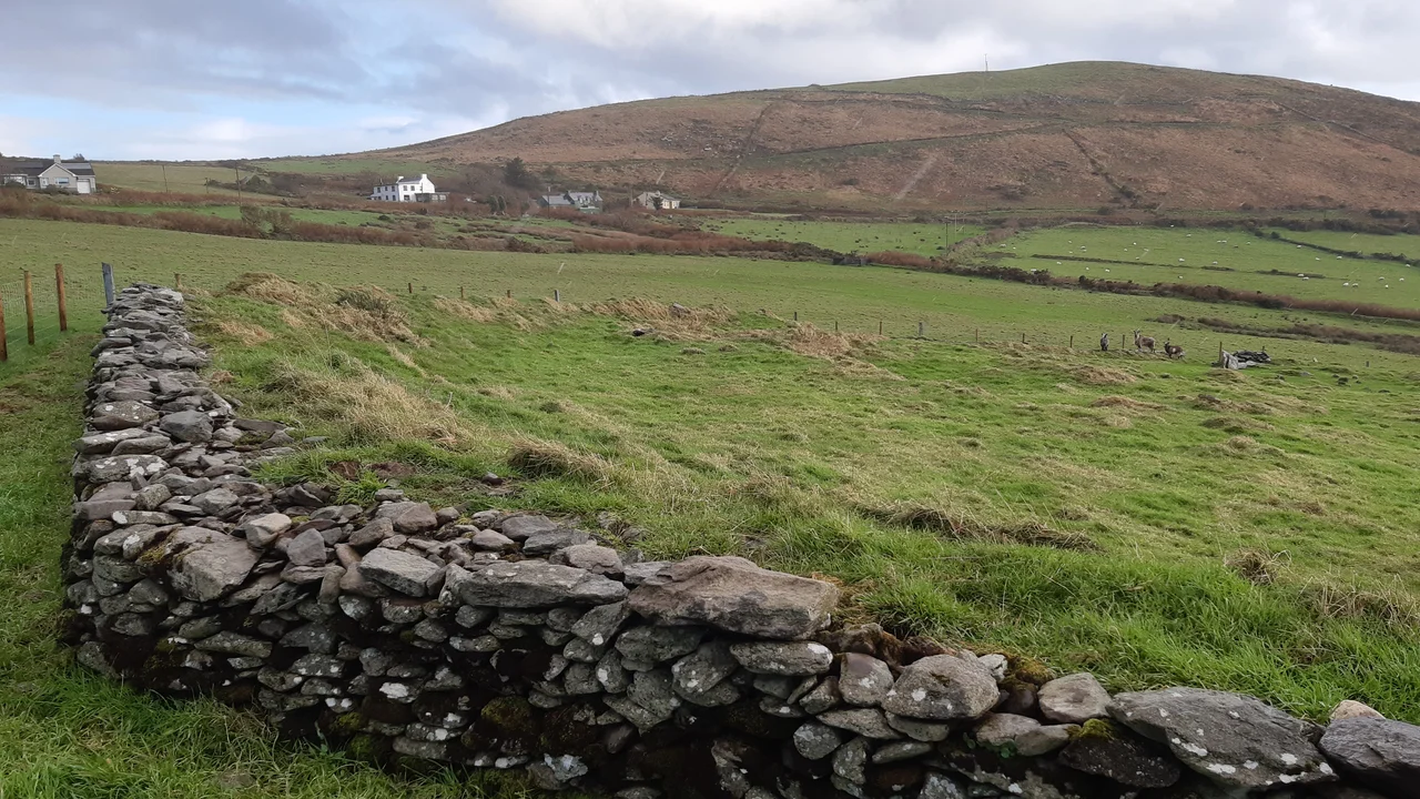 Maumanorig is a circular enclosure within which are a church site, two hut-sites and several gravemarkers.