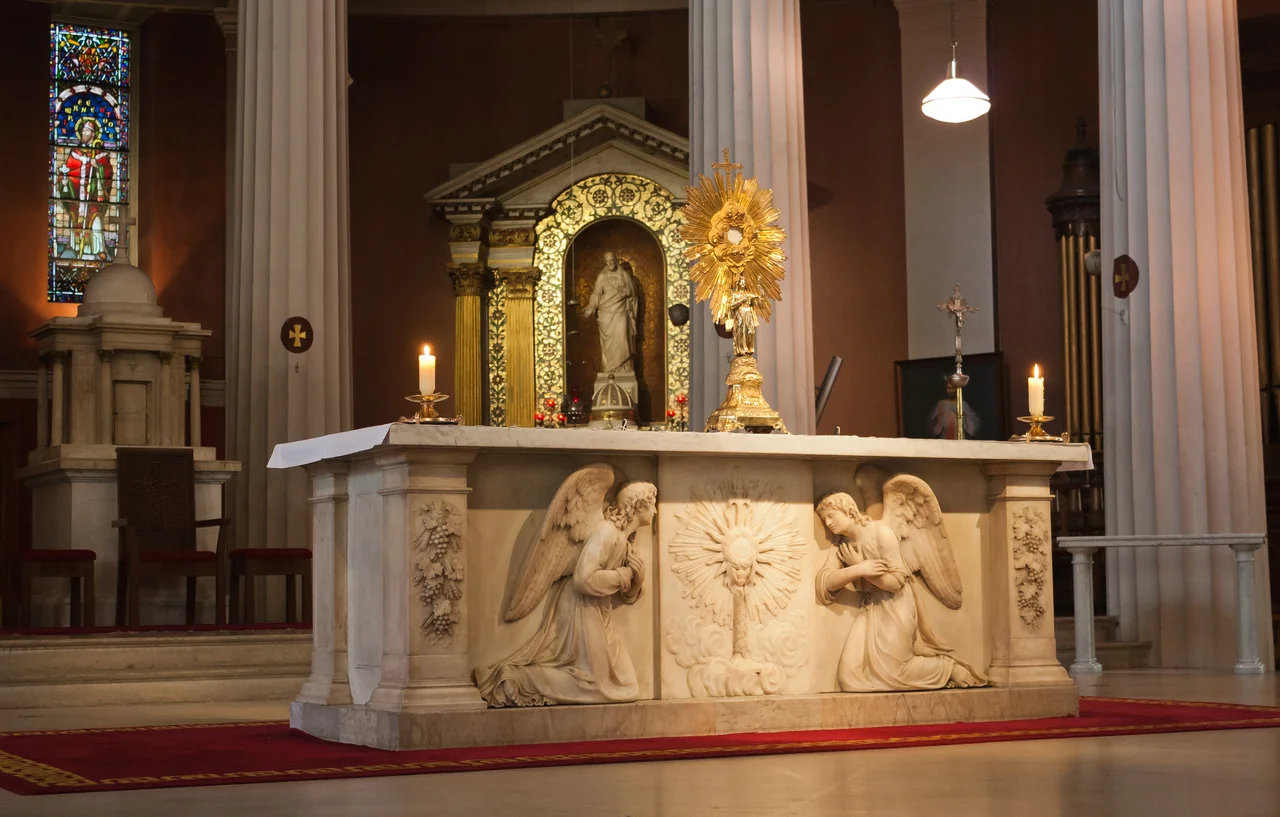 Altar table by Peter Turnerelli (1774–1839), created in 1825. This was originally part of the high altar until it was separated from the tabernacle in the 1980 reordering.