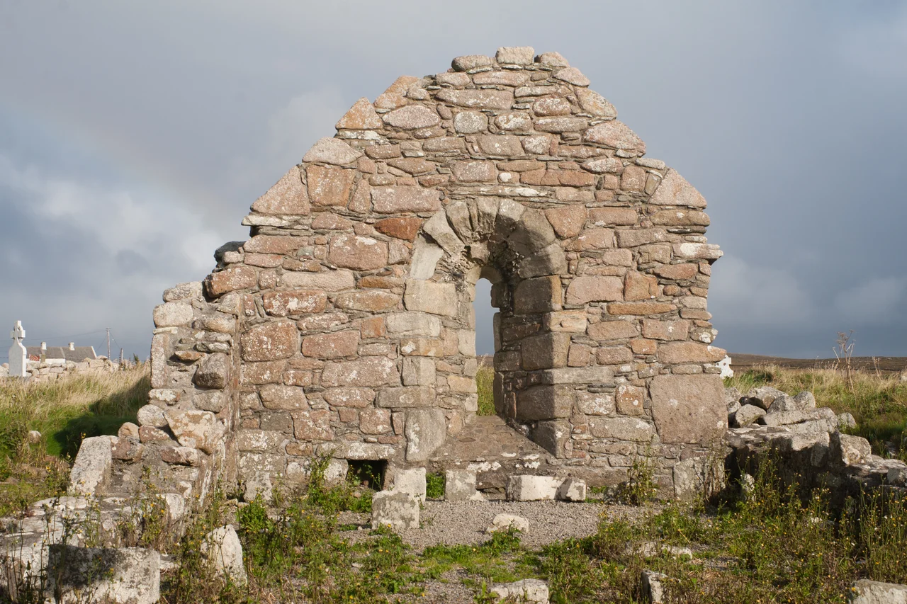 East gable and east window of Teampall Deirbhile.