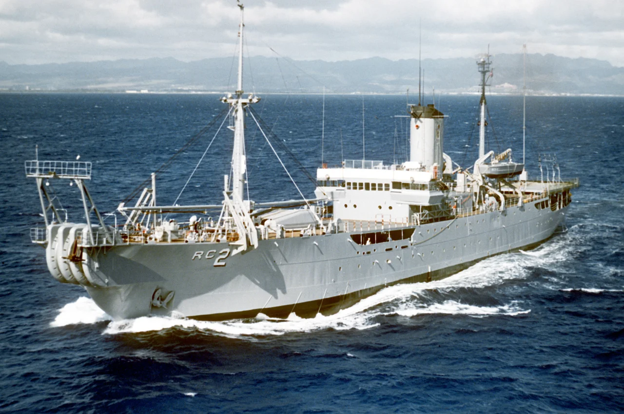 Port bow view of cable repair ship USS Neptune (ARC-2) underway off the coast of Hawaii (USA).