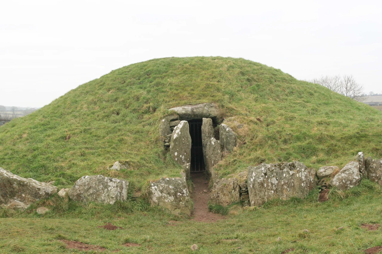 Bryn Celli Ddu, north-east side, main entrance
Môn/ Anglesey
Rhion Pritchard
