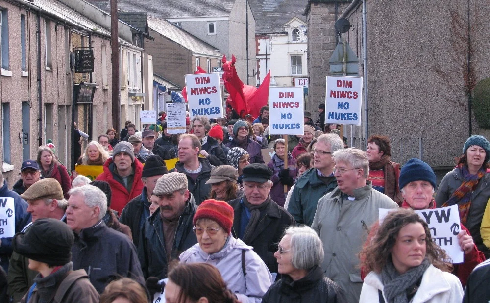 Protest mudiad PAWB (Pobl Atal Wylfa-B) i gefnogi teulu fferm Caerdegog.