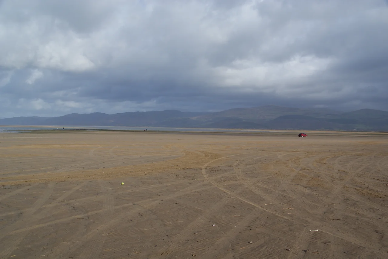 Borth, Wales, with the River Dyfi estuary and Aberdyfi in the background
Brezhoneg: Y Borth
Cymraeg: Y Borth
Français : La ville de Borth