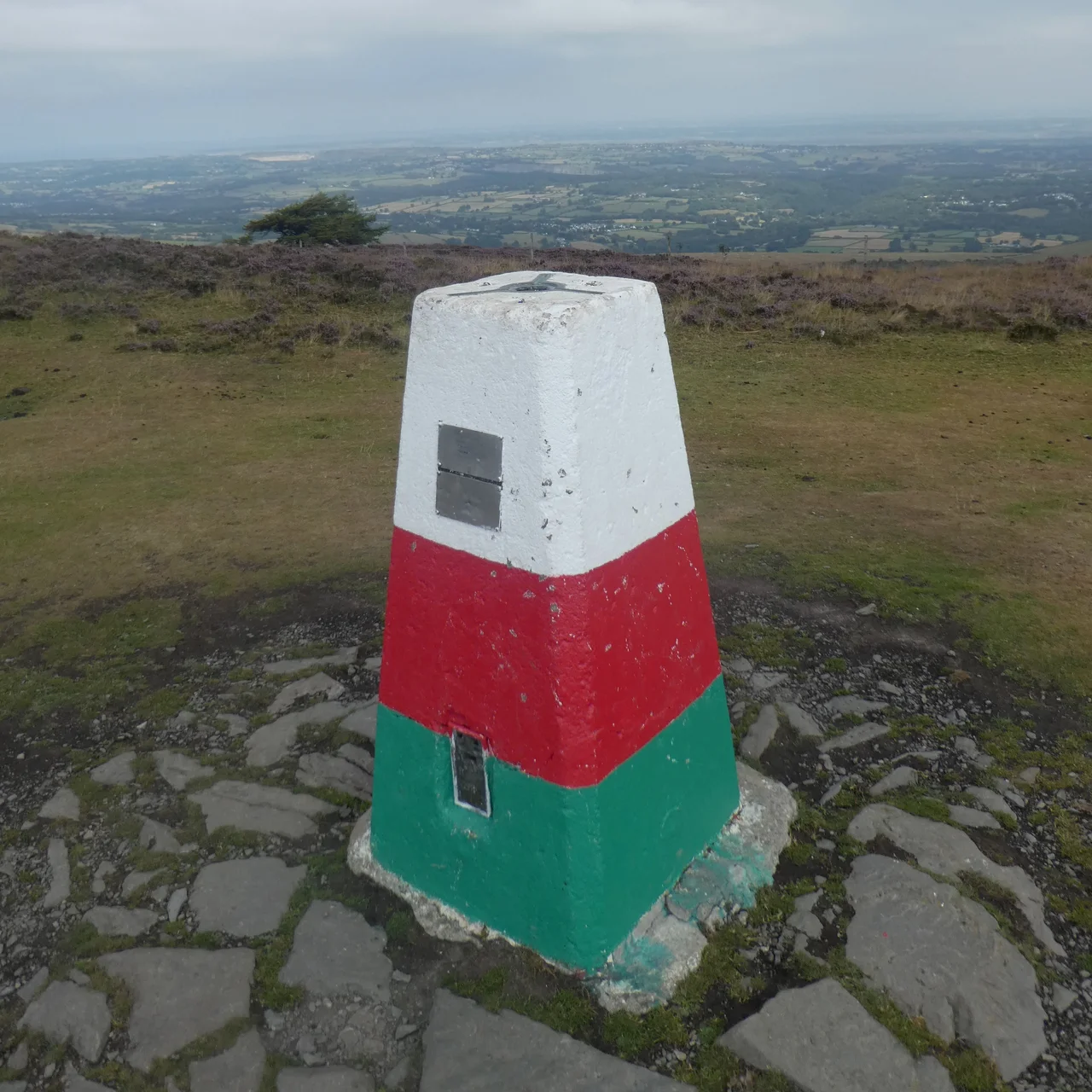 Pwynt tirfesur yn lliwiau'r Urdd / Trig point in Urdd colours. The trig point has been painted in the colours of Urdd Gobaith Cymru, presumably due to celebrate their Eisteddfod in Denbigh in 2020.