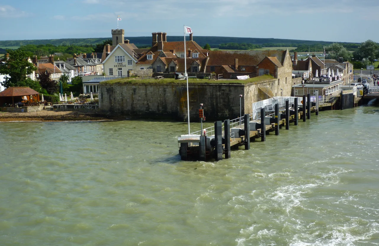 Yarmouth - Harbour with Castle.jpg