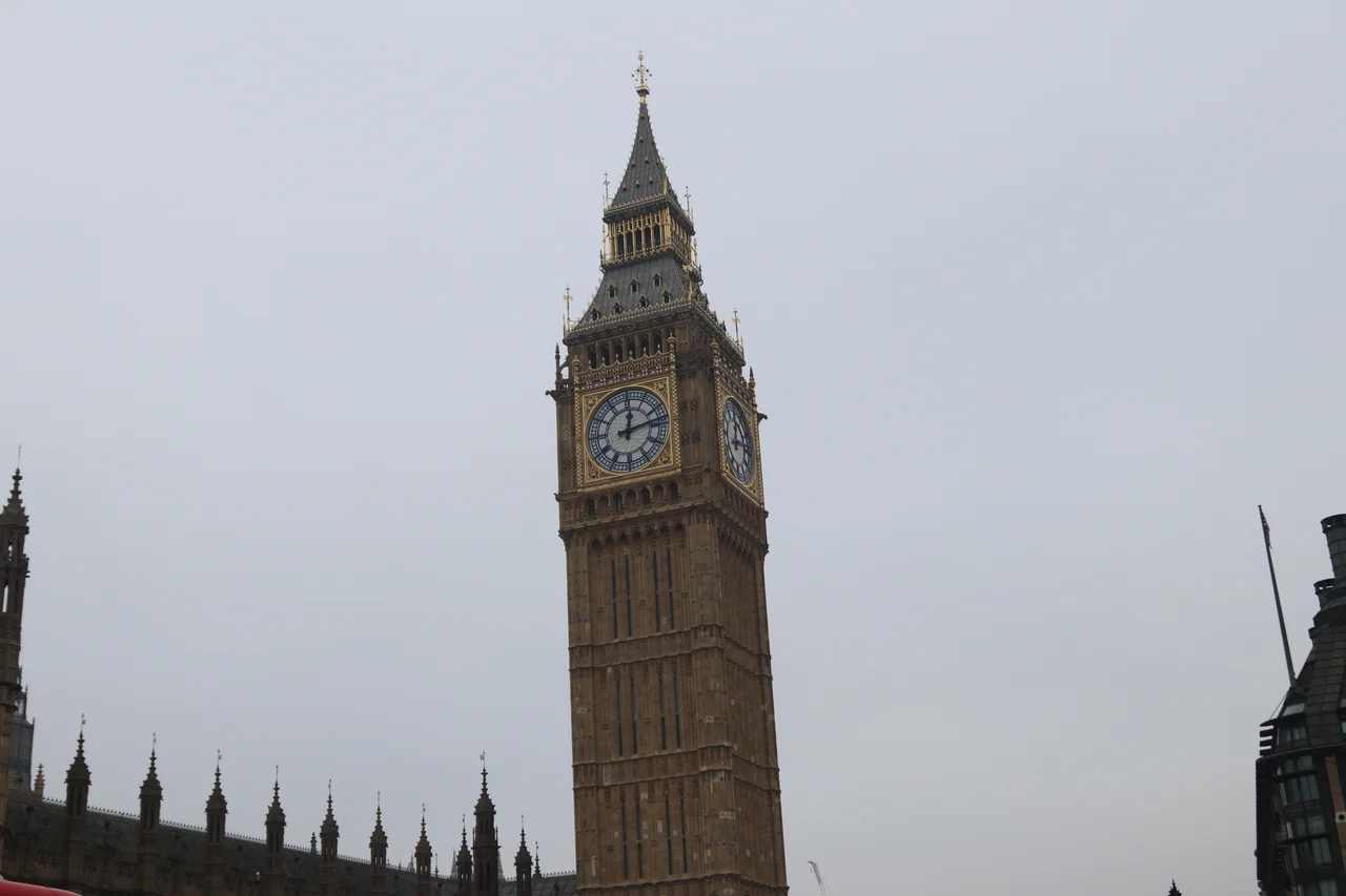 Palace of Westminster, Big Ben, and Westminster Bridge as seen from the south bank of the River Thames.