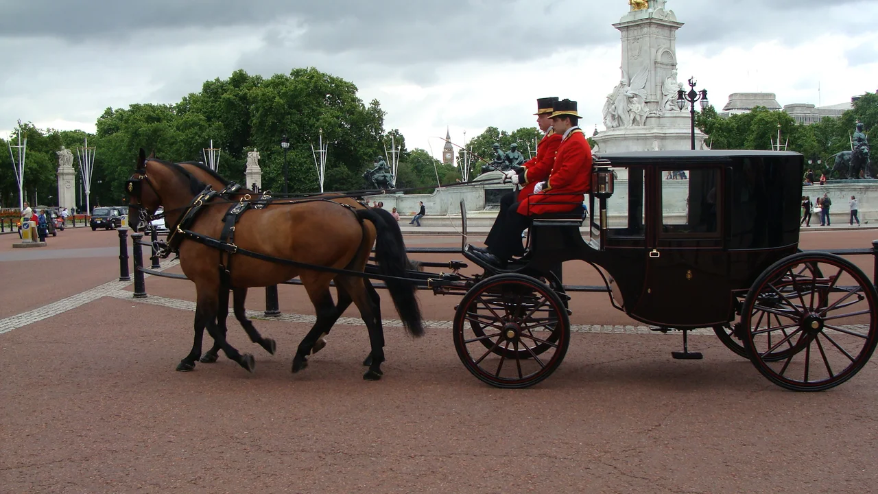 A Clarence (= a type of Brougham) from the Royal Mews, pulled by two Cleveland Bay horses, passing the Victoria Memorial outside Buckingham Palace (probably the daily messenger Brougham, delivering post between Buckingham and St James's Palaces).